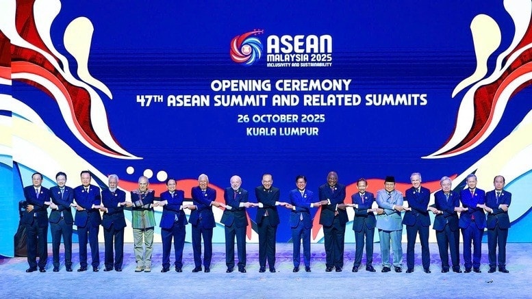 Thủ tướng Phạm Minh Chính cùng lãnh đạo các nước ASEAN và Timor-Leste dự lễ khai mạc hội nghị Cấp cao ASEAN lần thứ 47 và các Hội nghị Cấp cao liên quan. (Ảnh: VGP/Nhật Bắc)