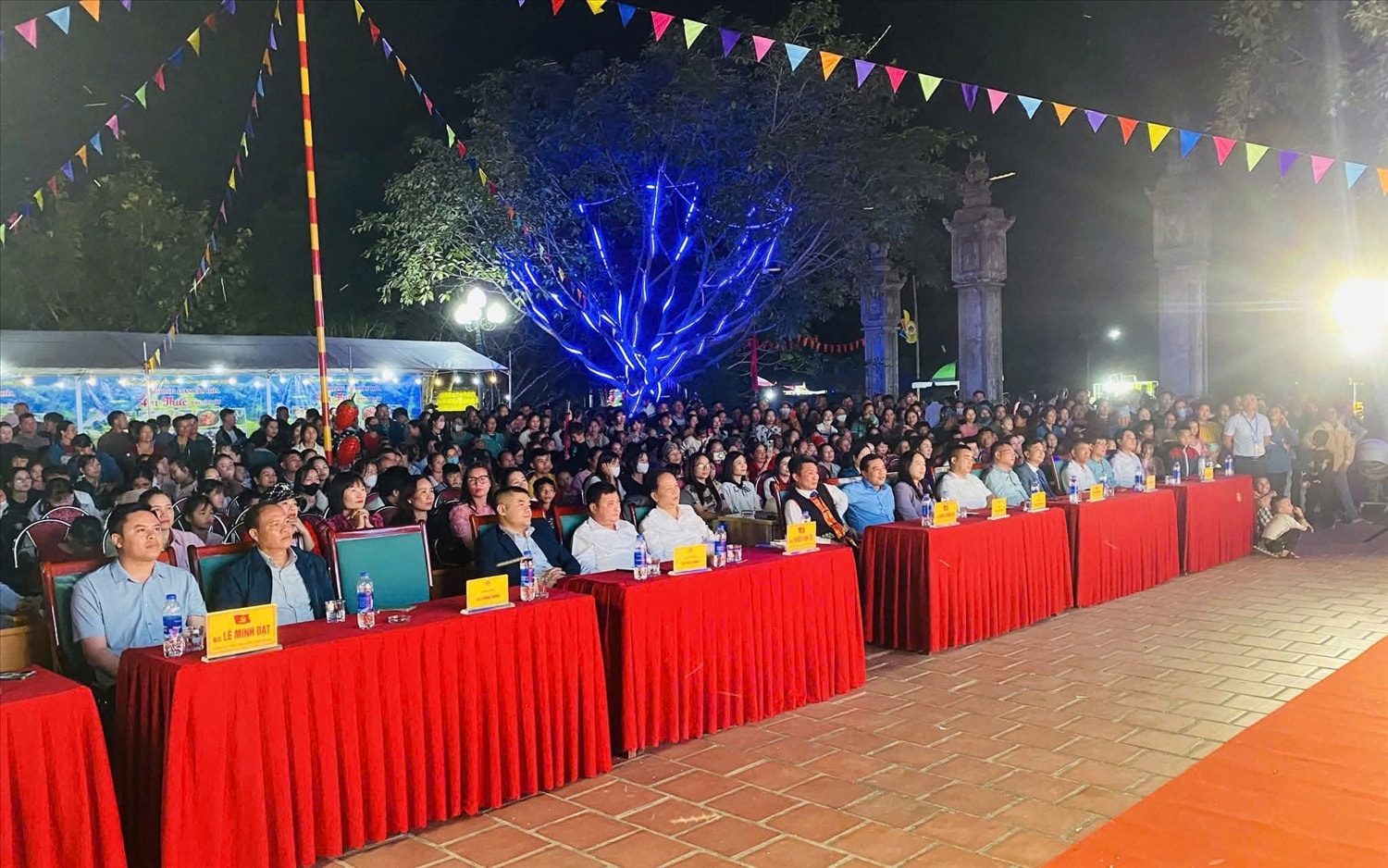 Lễ khai mạc thu hút đông đảo người dân và khách du lịch tham gia hưởng ứng