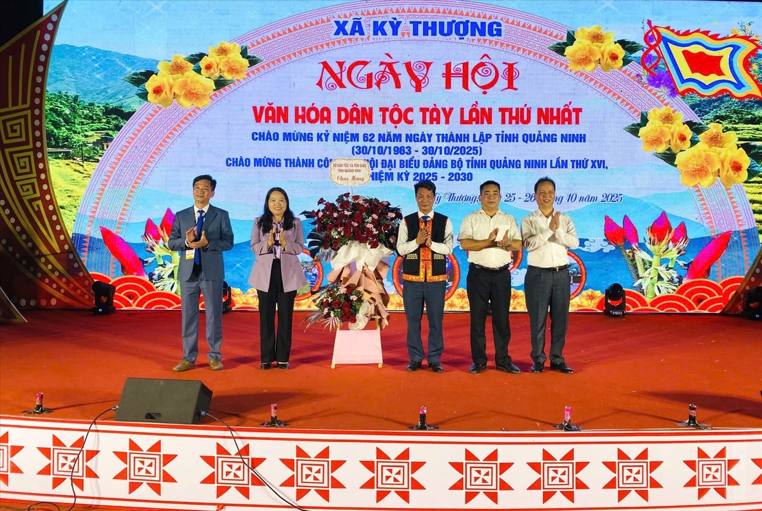 Lãnh đạo Sở Dân tộc và Tôn giáo tỉnh Quảng Ninh tặng hoa xã Kỳ Thượng trong lễ khai mạc