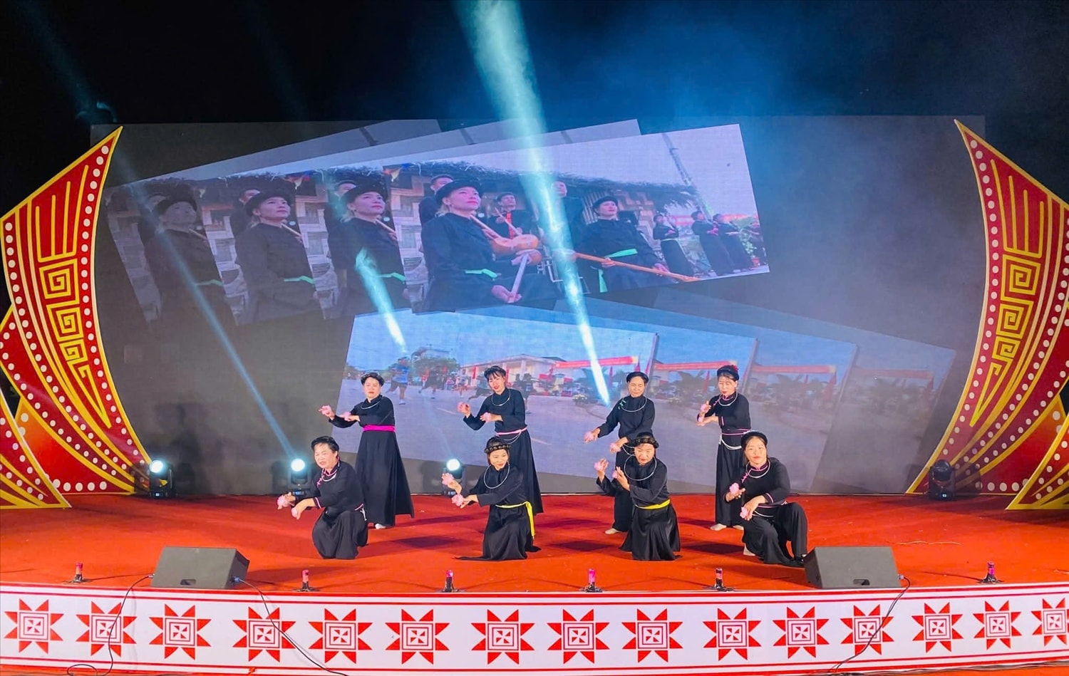 Nhiều tiết mục văn nghệ độc đáo diễn ra tại ngày hội