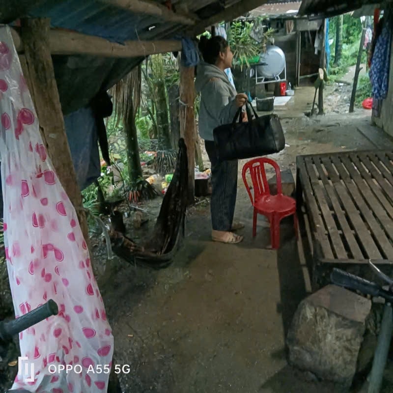 Người dân được di dời để đảm bảo an toàn trước nguy cơ sạt lở. (Ảnh Vũ Hiệp)
