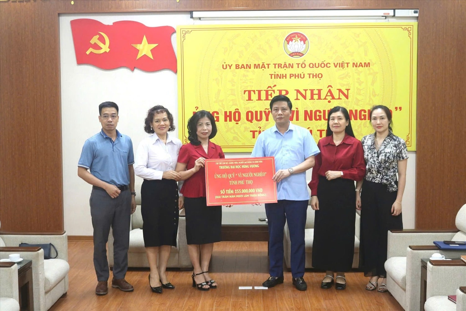 Ủy ban MTTQ Việt Nam tỉnh Phú Thọ tiếp nhận ủng hộ Quỹ Vì người nghèo
