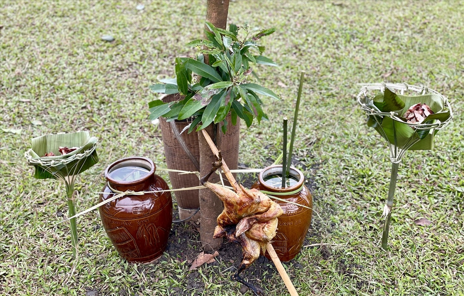 Lễ vật cúng được dân làng chuẩn bị tươm tất để dâng lên các thần linh
