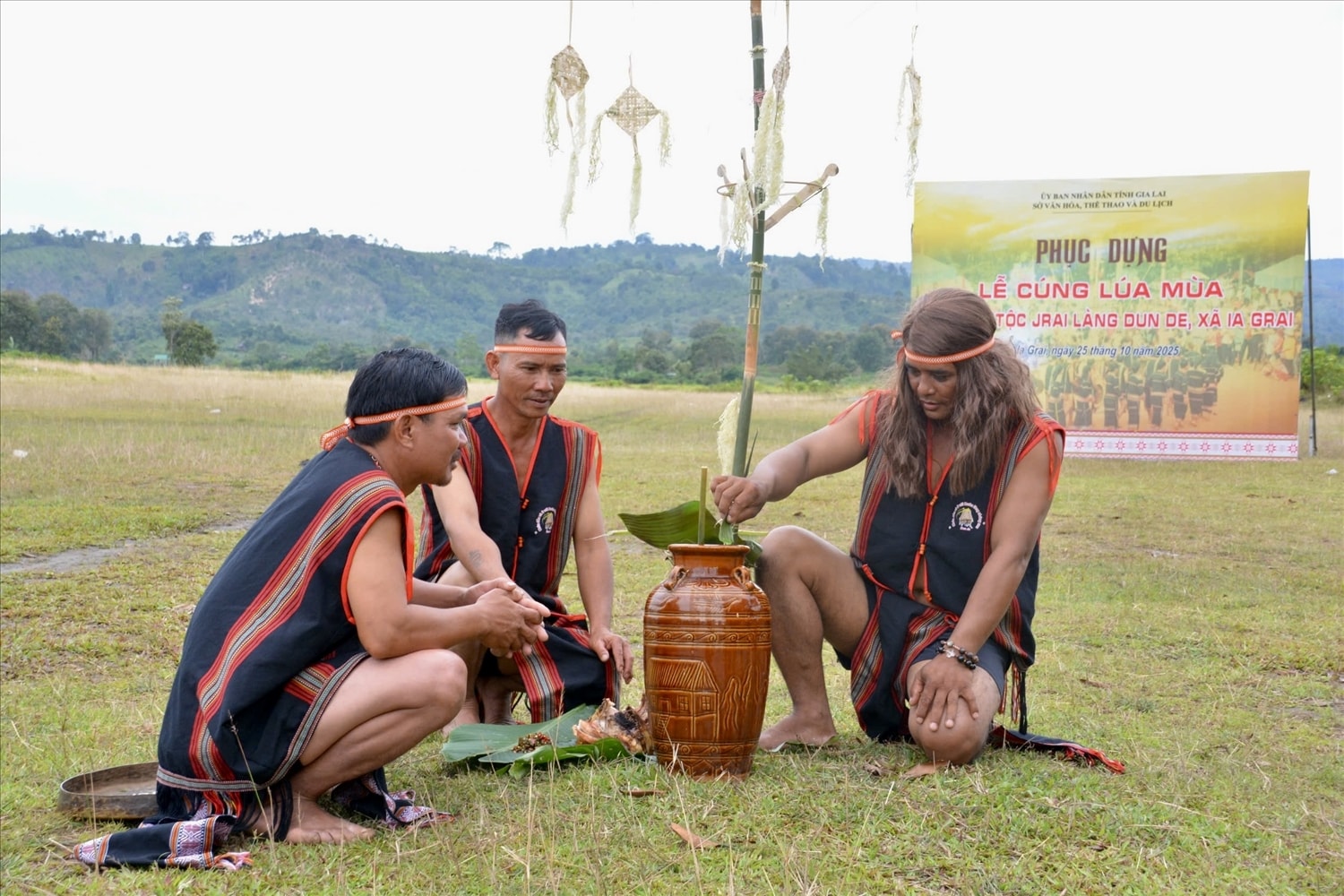 Bên cây nêu, già làng, thầy cúng thực hiện nghi lễ cúng lúa mùa