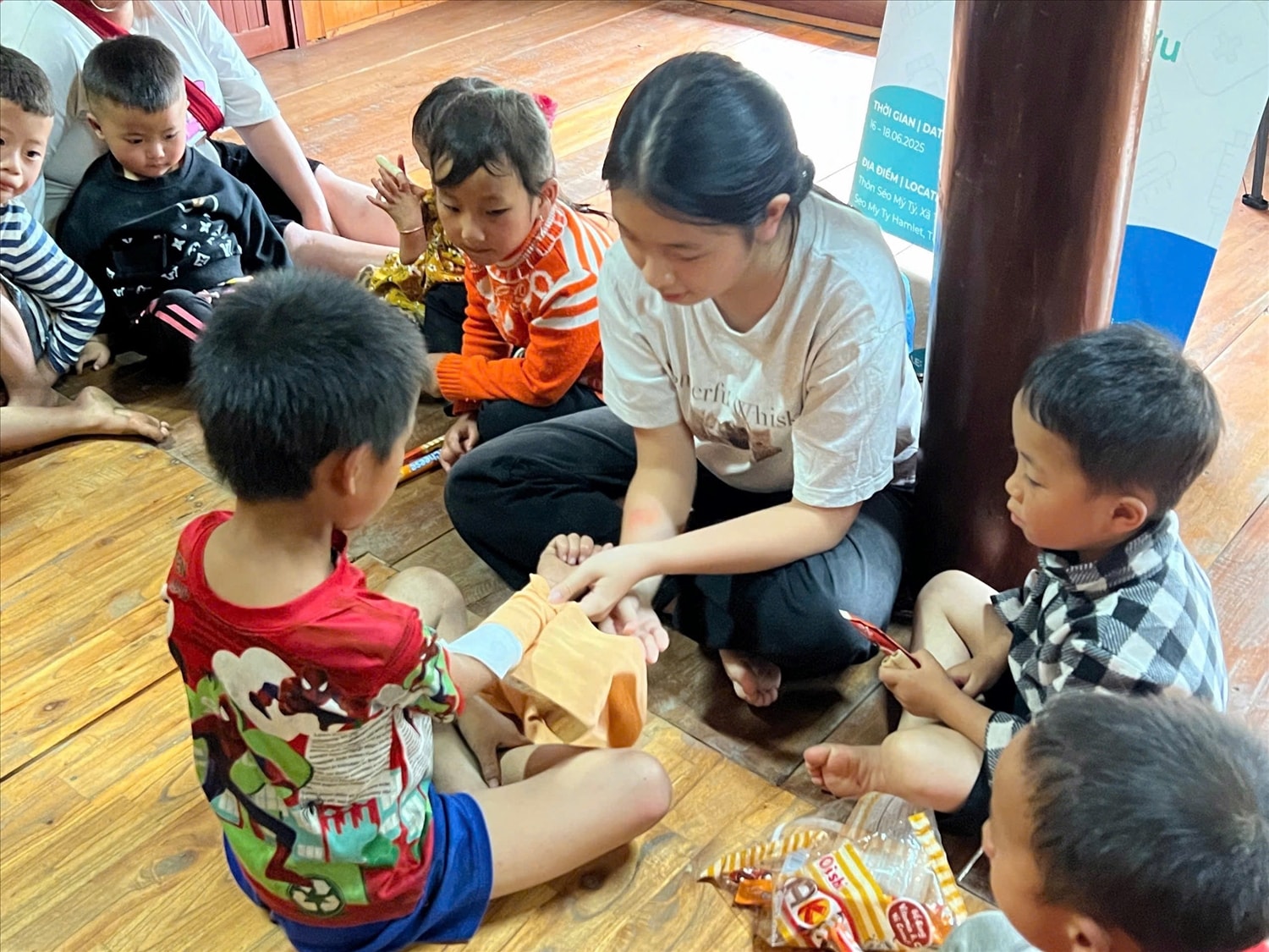 Quỳnh Anh hướng dẫn các em nhỏ vùng cao sơ cứu ban đầu (ảnh nhân vật cung cấp)