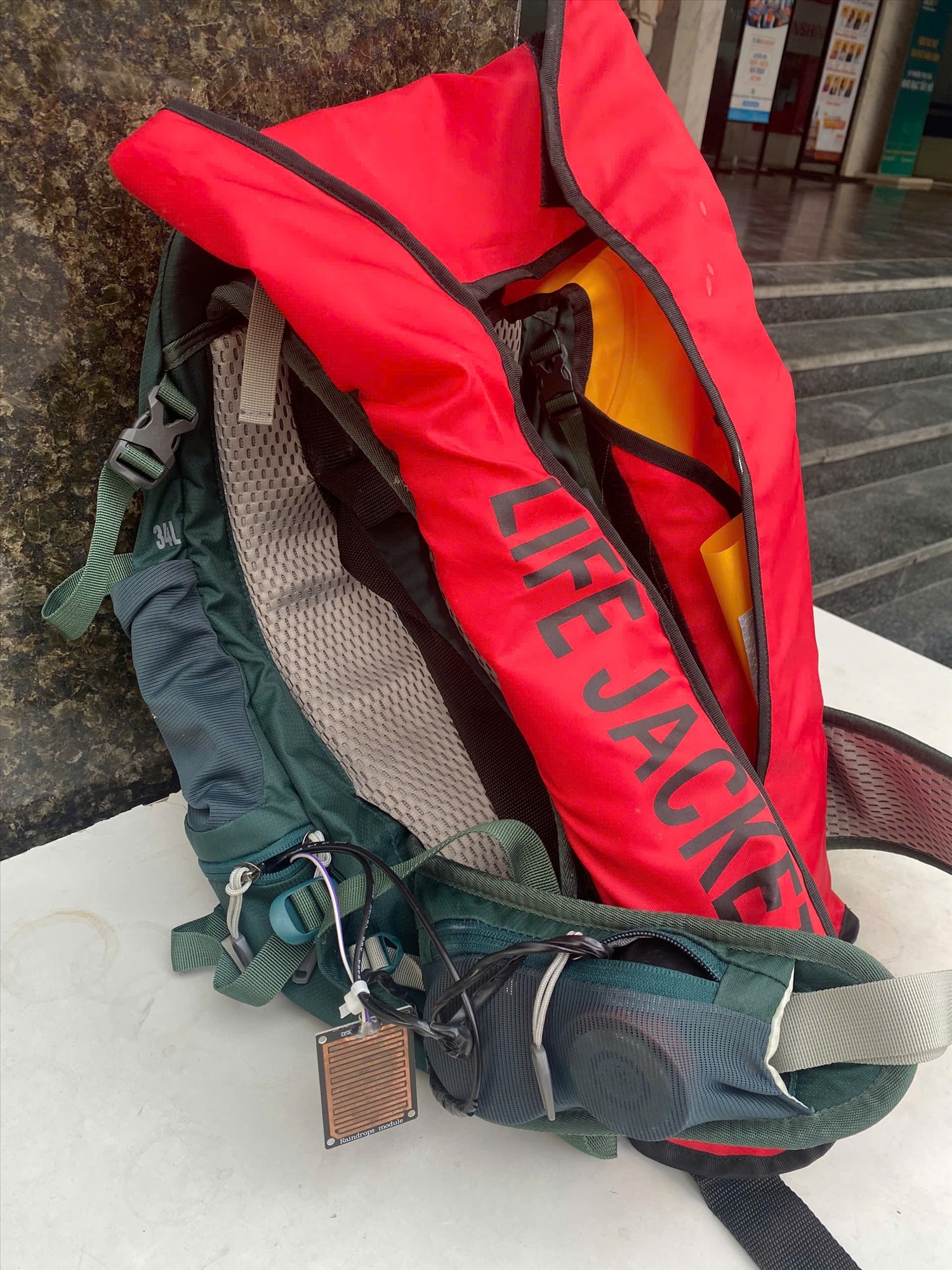 Chiếc ba lô với tên gọi RESCU PACK được Quỳnh Anh sáng tạo (Ảnh: Trọng Bảo)