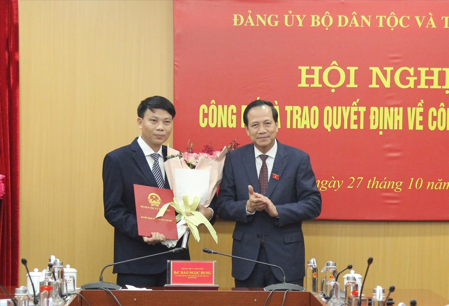 Bí thư Đảng ủy, Bộ trưởng Bộ Dân tộc và Tôn giáo Đào Ngọc Dung trao Quyết định bổ nhiệm và tặng hoa chúc mừng tân Phó Chánh Văn phòng Đảng ủy Trịnh Văn Tân. Ảnh: Hoàng Quý