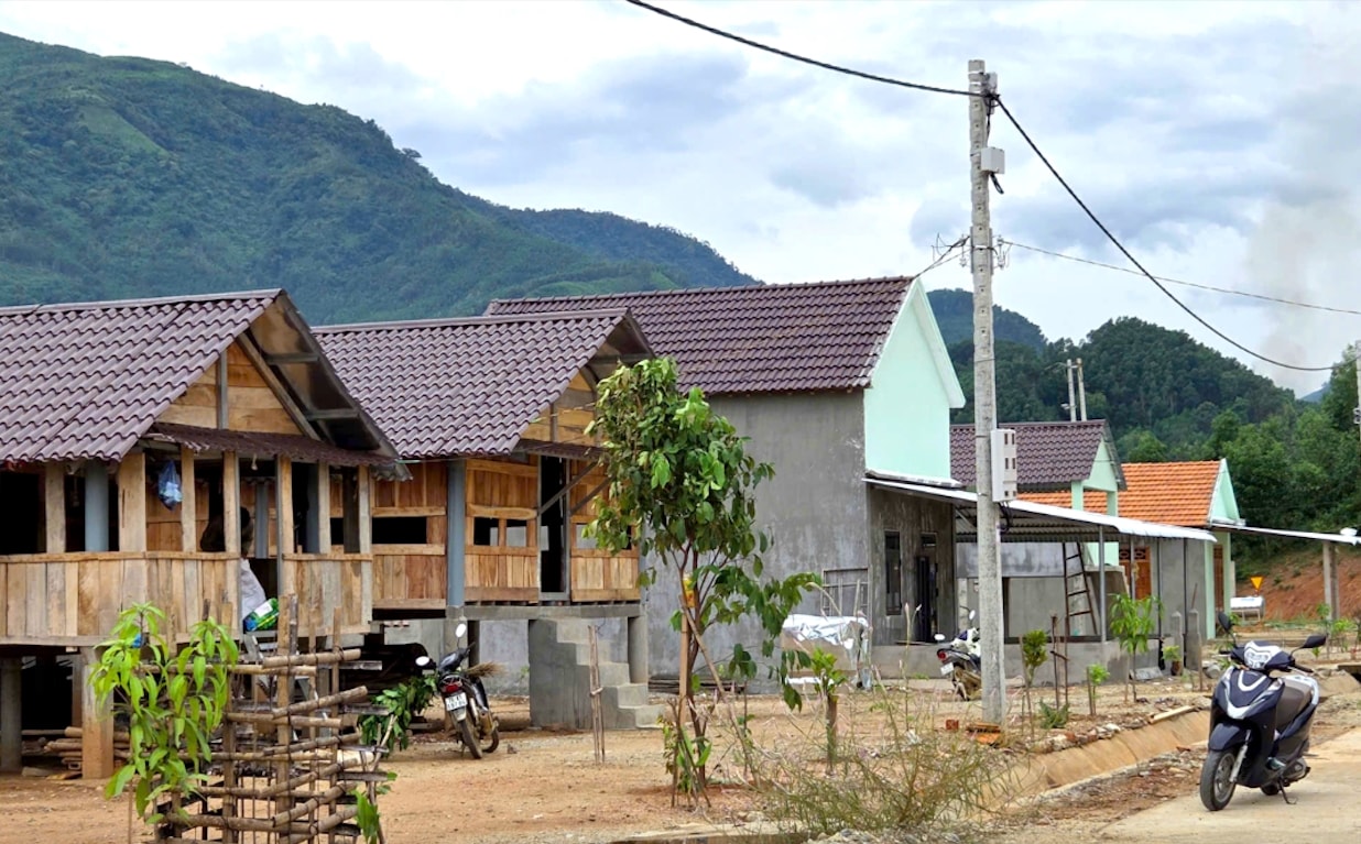 Khu tái định cư Trà Nô, xã Ba Tô được Nhà nước đầu tư hạ tầng bài bản, đáp ứng nhu cầu định cư lâu dài của người dân vùng có nguy cơ sạt lở. (Ảnh: N.Đ)