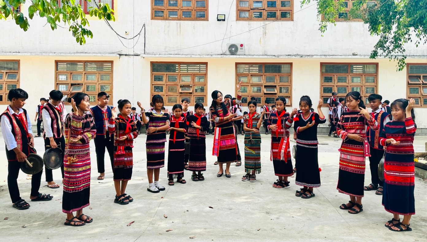 Học sinh Trường THCS bán trú Canh Thuận mặc trang phục truyền thống vào thứ Hai và thứ Năm hằng tuần. (Ảnh: D.Đ) Học sinh Trường THCS bán trú Canh Thuận mặc trang phục truyền thống vào thứ Hai và thứ Năm hằng tuần. (Ảnh: D.Đ)