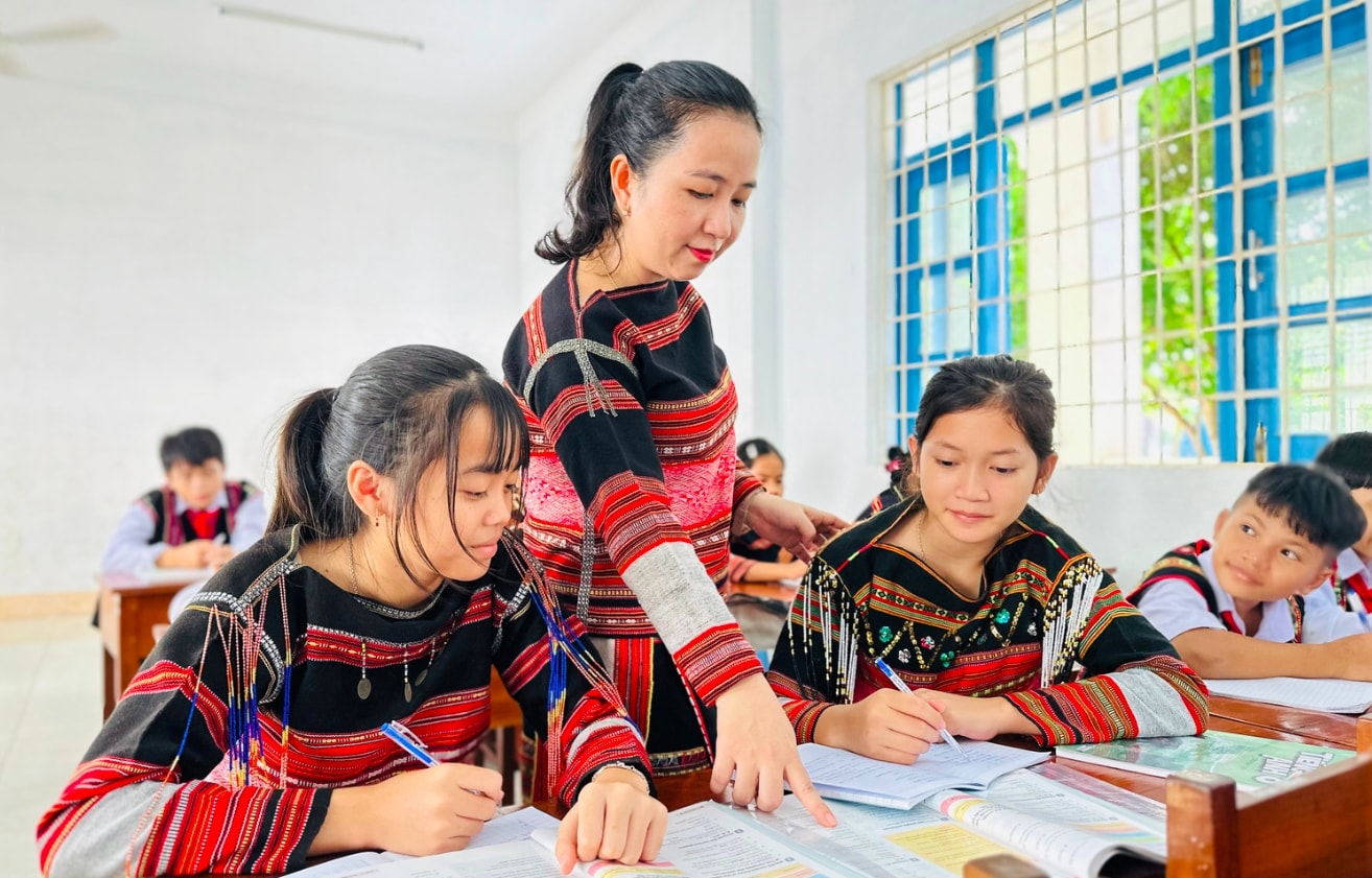 Cô giáo và các học sinh Trường Phổ thông Dân tộc nội trú THCS Hoài Ân mặc trang phục truyền thống dân tộc Ba Na, Hrê. (Ảnh: D.Đ) Cô giáo và các học sinh Trường Phổ thông Dân tộc nội trú THCS Hoài Ân mặc trang phục truyền thống dân tộc Ba Na, Hrê. (Ảnh: D.Đ)