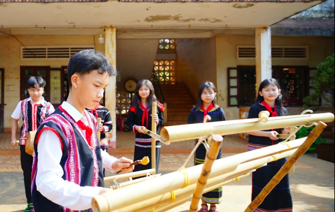 Học sinh Trường THCS Dân tộc nội trú Chư Prông biểu diễn đàn T'rưng. (Ảnh T.N) Học sinh Trường THCS Dân tộc nội trú Chư Prông biểu diễn đàn T'rưng. (Ảnh T.N)