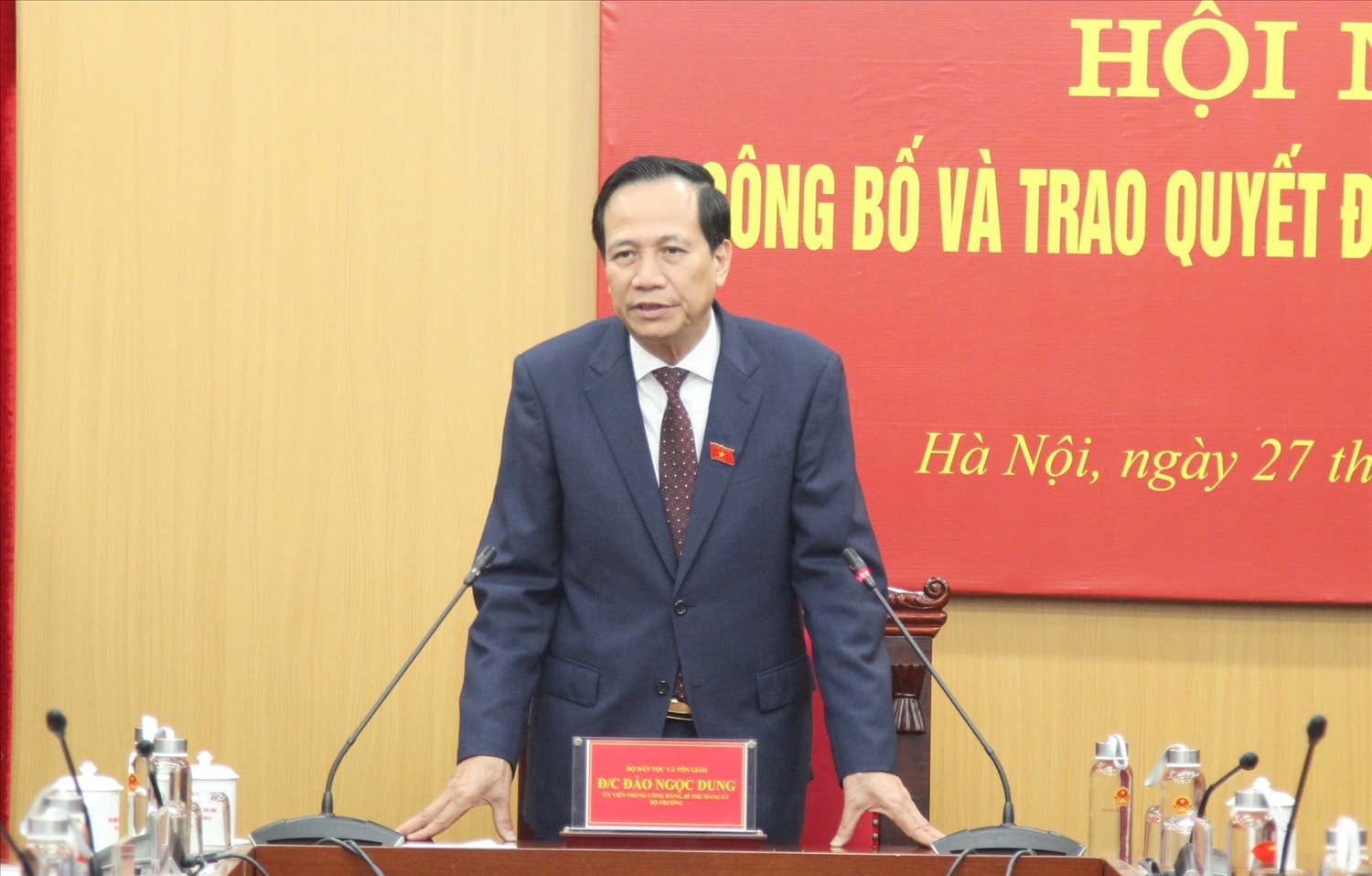 Bí thư Đảng ủy, Bộ trưởng Bộ Dân tộc và Tôn giáo Đào Ngọc Dung phát biểu giao nhiệm vụ cho các cán bộ được điều động, bổ nhiệm