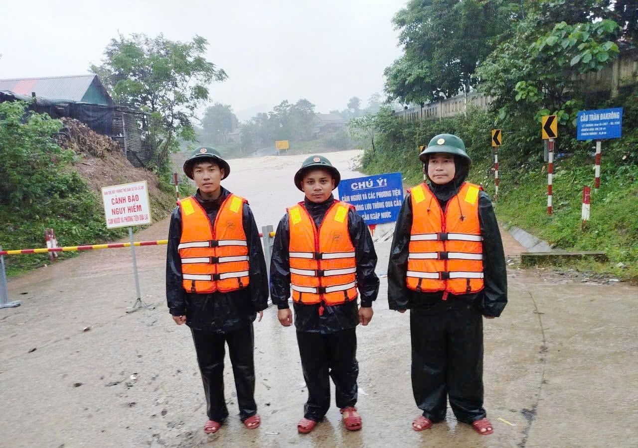 Lực lượng chức năng ở Quảng Trị đã lập chốt cấm người và phương tiện qua lại ở cầu, tràn bị ngập sâu (Ảnh: CSCC)