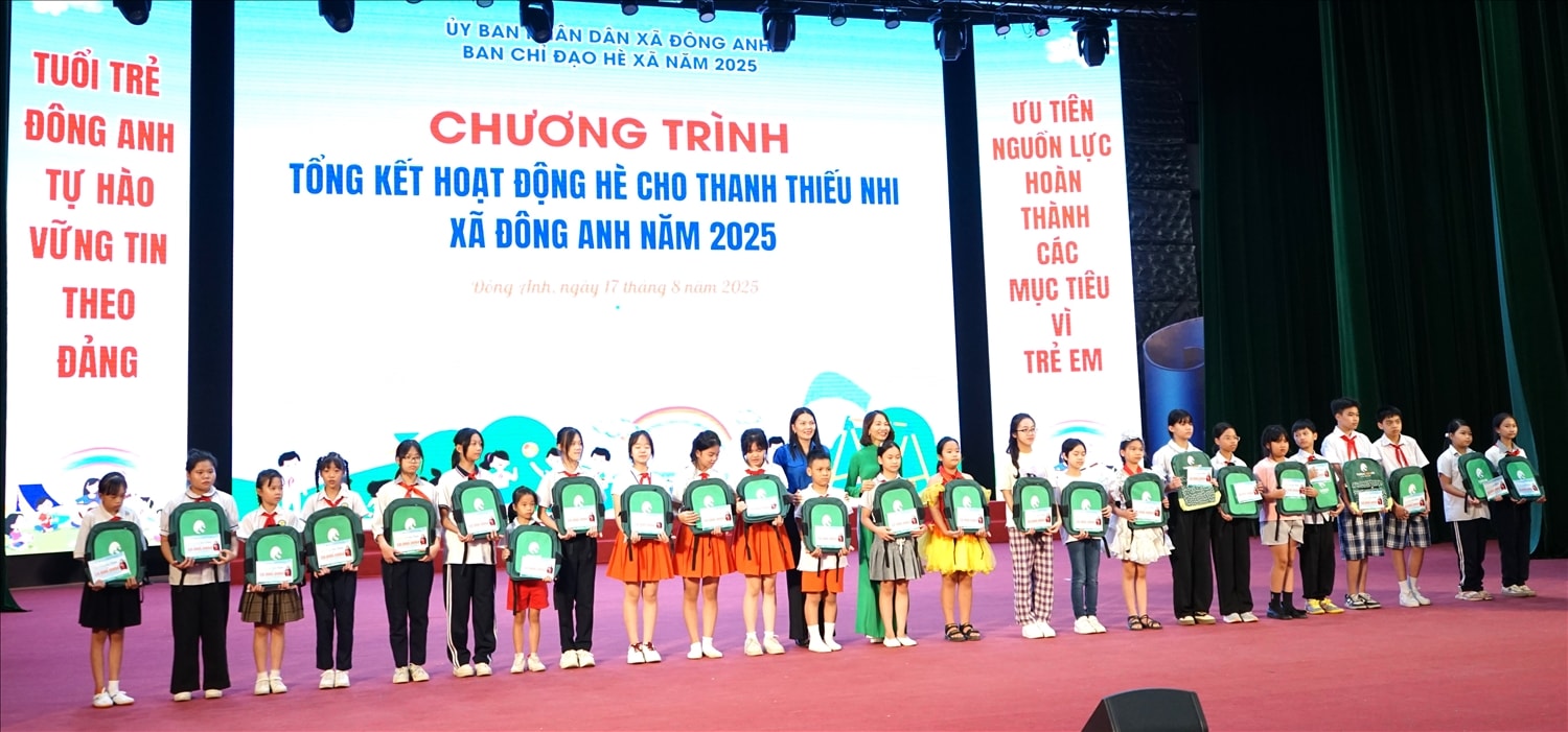 Toan.vn & Tuhoc123.vn trao 80 suất học bổng trị giá 10 triệu đồng cho các học sinh có hoàn cảnh khó khăn tại xã Đông Anh, Hà Nội. Toan.vn & Tuhoc123.vn trao 80 suất học bổng trị giá 10 triệu đồng cho các học sinh có hoàn cảnh khó khăn tại xã Đông Anh, Hà Nội.
