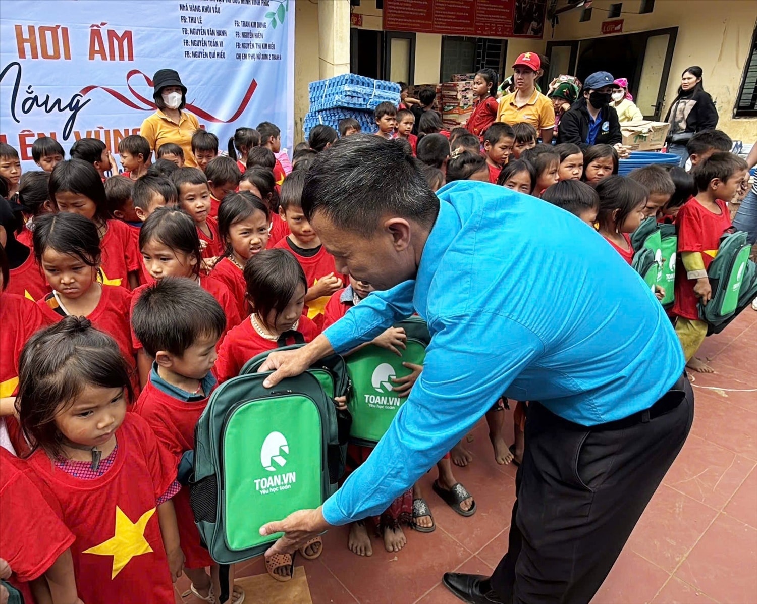 Đại diện Toan.vn và Tự học 123.vn tặng ba lô cho các em học sinh dân tộc Mông. Đại diện Toan.vn và Tự học 123.vn tặng ba lô cho các em học sinh dân tộc Mông.