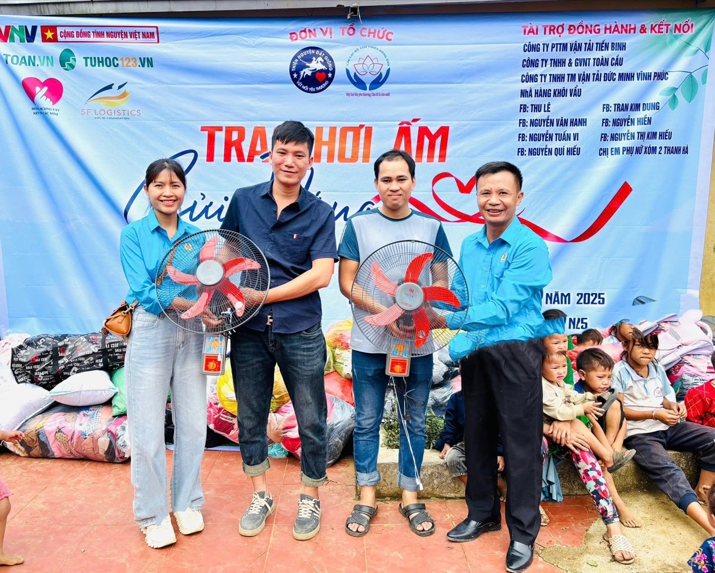 Đại diện Đoàn thiện nguyện trao quà cho người dân xã Đại diện Đoàn thiện nguyện trao quà cho người dân xã Đường Thượng.