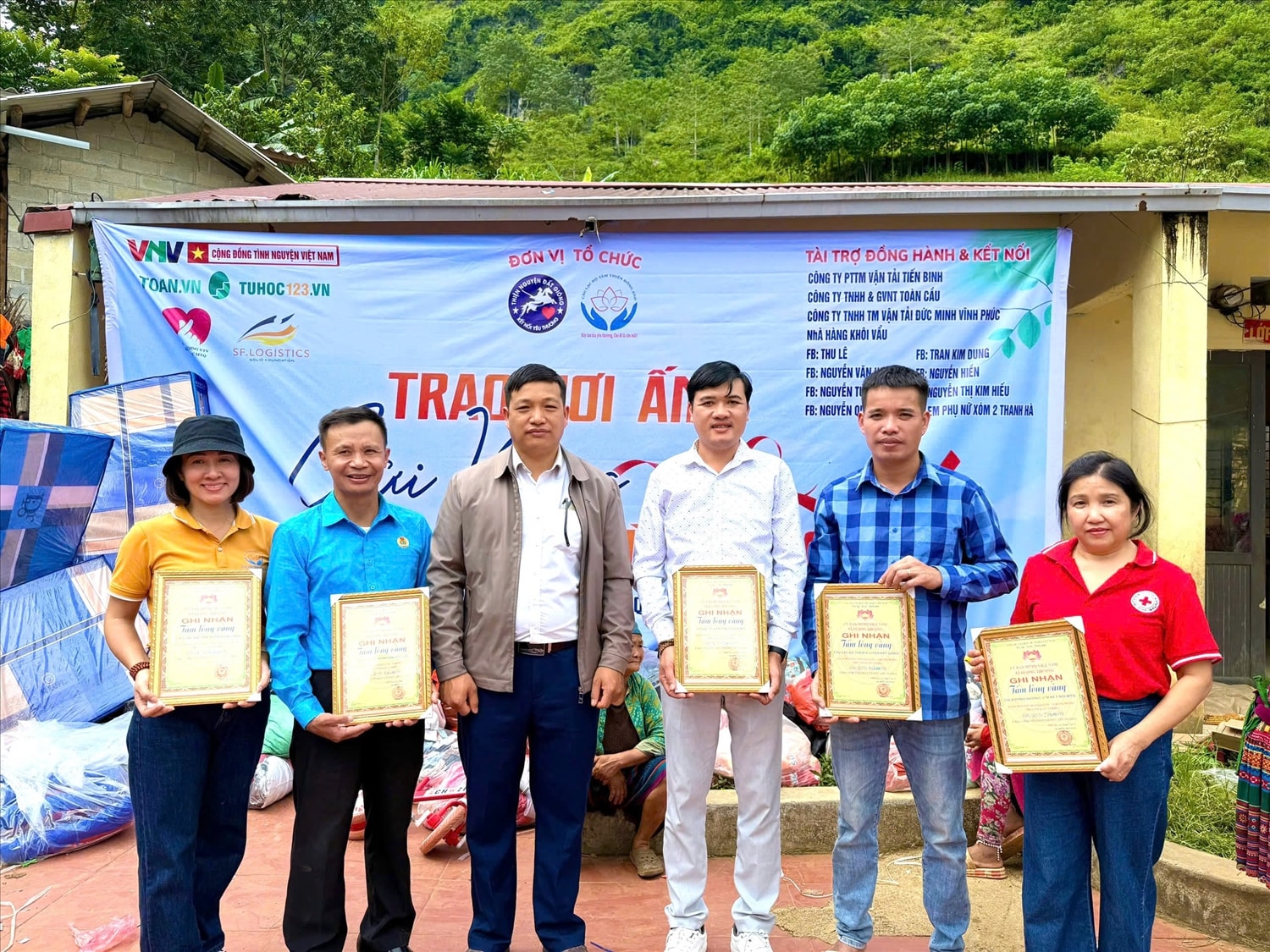 Ông Tẩn A Nhùng, Phó phòng Văn hóa xã Đường Thượng (người đứng thứ 3 từ trái sang) trao chứng nhận “Tấm lòng vàng” cho các đơn vị thiện nguyện. Ông Tẩn A Nhùng, Phó phòng Văn hóa xã Đường Thượng (người đứng thứ 3 từ trái sang) trao chứng nhận “Tấm lòng vàng” cho các đơn vị thiện nguyện.