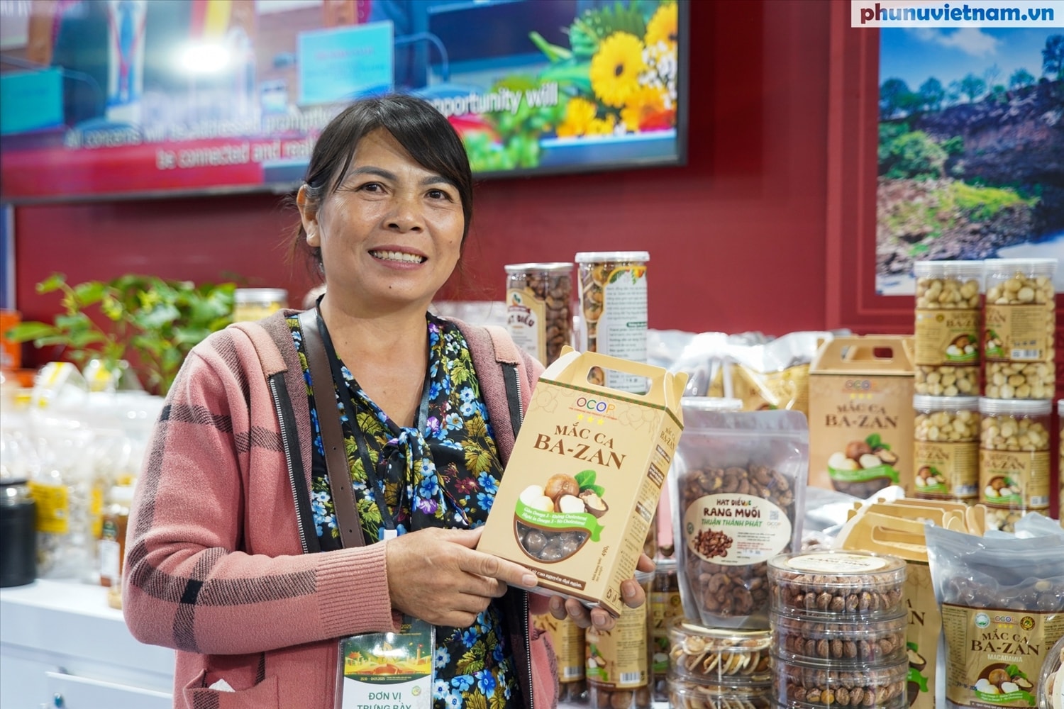 Bà Nguyễn Thị Bích, đại diện HTX Kon Hà Nừng, xã Đak Rong, Gia Lai giới thiệu dòng macca nguyên vị do đồng bào Ba Na trực tiếp trồng và chế biến (Ảnh: MH)	