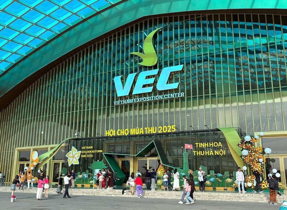 Nhiều người dân có mặt từ sớm trước giờ mở cửa tại Hội chợ Mùa Thu lần thứ Nhất - năm 2025 (Ảnh: Thúy Huyền)