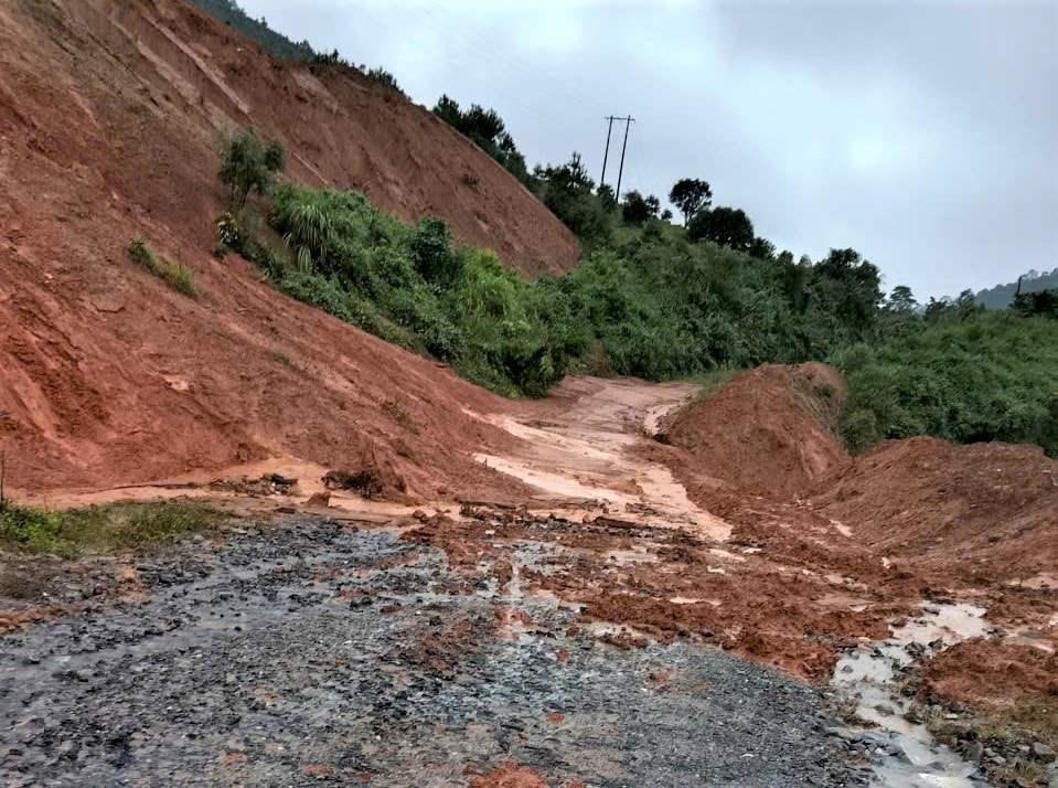 Điểm sạt lở trên tuyến tỉnh lộ 673 đoạn qua làng Kon Riêng, xã Xốp. (Ảnh: Ngọc Chí)