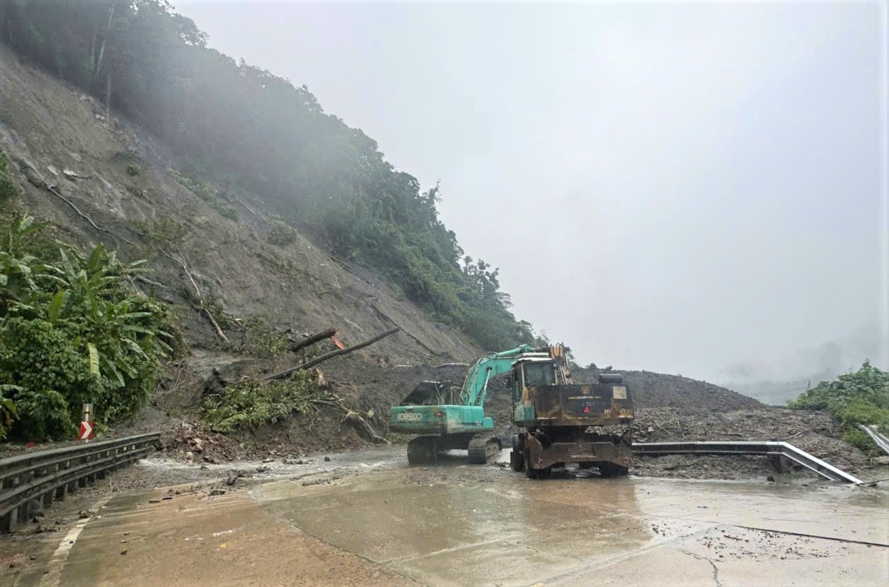 Lực lượng chức năng đang huy động phương tiện, nhân lực để hốt dọn
