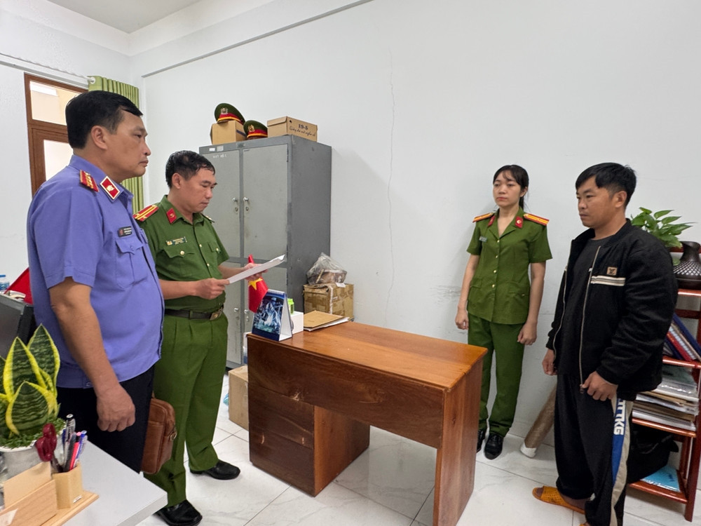 Cơ quan Cảnh sát điều tra Công an tỉnh Gia Lai thi hành lệnh bắt đối với Nguyễn Văn Hạnh, là người làm thuê cho Tùng. Ảnh: N.G