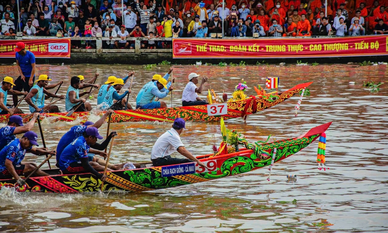 Đua nghe ngo là môn thể thao truyền thống của đồng bào Khmer - biểu tượng của sức mạnh, tinh thần đoàn kết và khát vọng vươn lên của đồng bào Đua nghe ngo là môn thể thao truyền thống của đồng bào Khmer - biểu tượng của sức mạnh, tinh thần đoàn kết và khát vọng vươn lên của đồng bào