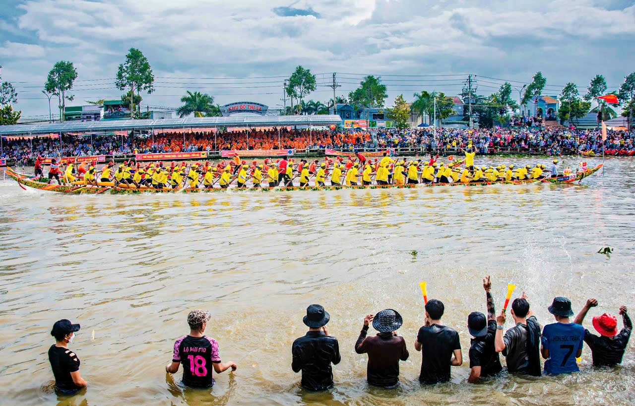 Đua nghe ngo không chì thề hiện tinh thần đoàn kết của vận động viên mà lan toả rộng khắp từng phum sóc Đua nghe ngo không chì thề hiện tinh thần đoàn kết của vận động viên mà lan toả rộng khắp từng phum sóc