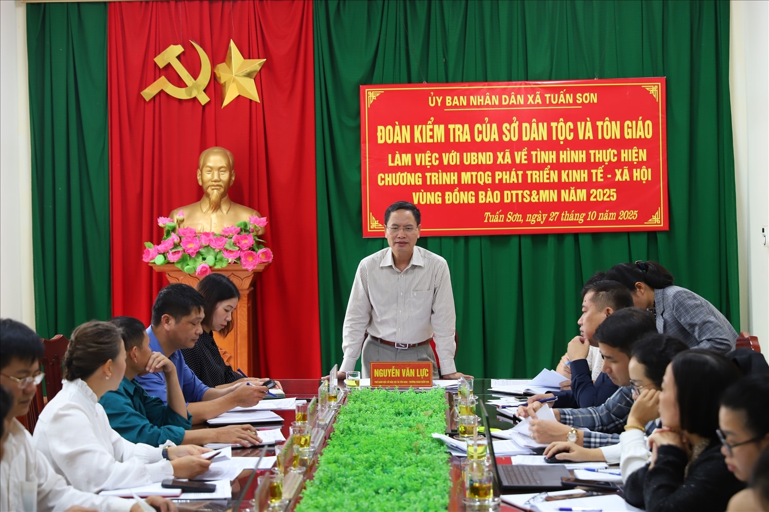 Ông Nguyễn Văn Lực phát biểu tại buổi làm việc tại xã Tuấn Sơn và các  xã trong khu vực huyện Hữu Lũng cũ