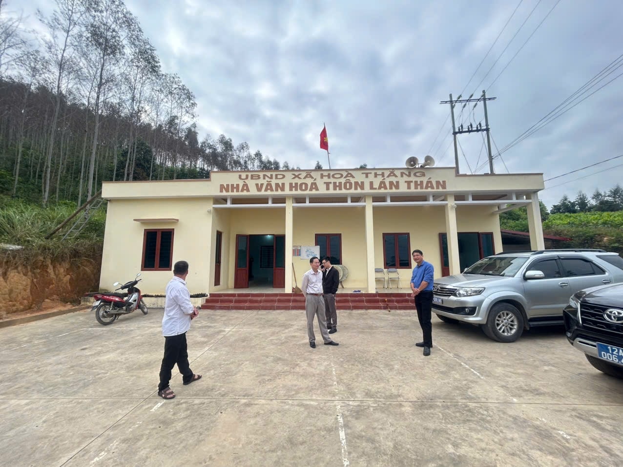 Đoàn kiểm tra công trình nhà văn hoá thon Lán Thán, xã Tuấn Sơn được xây dựng từ nguồn vốn Chương trình MTQG 1719