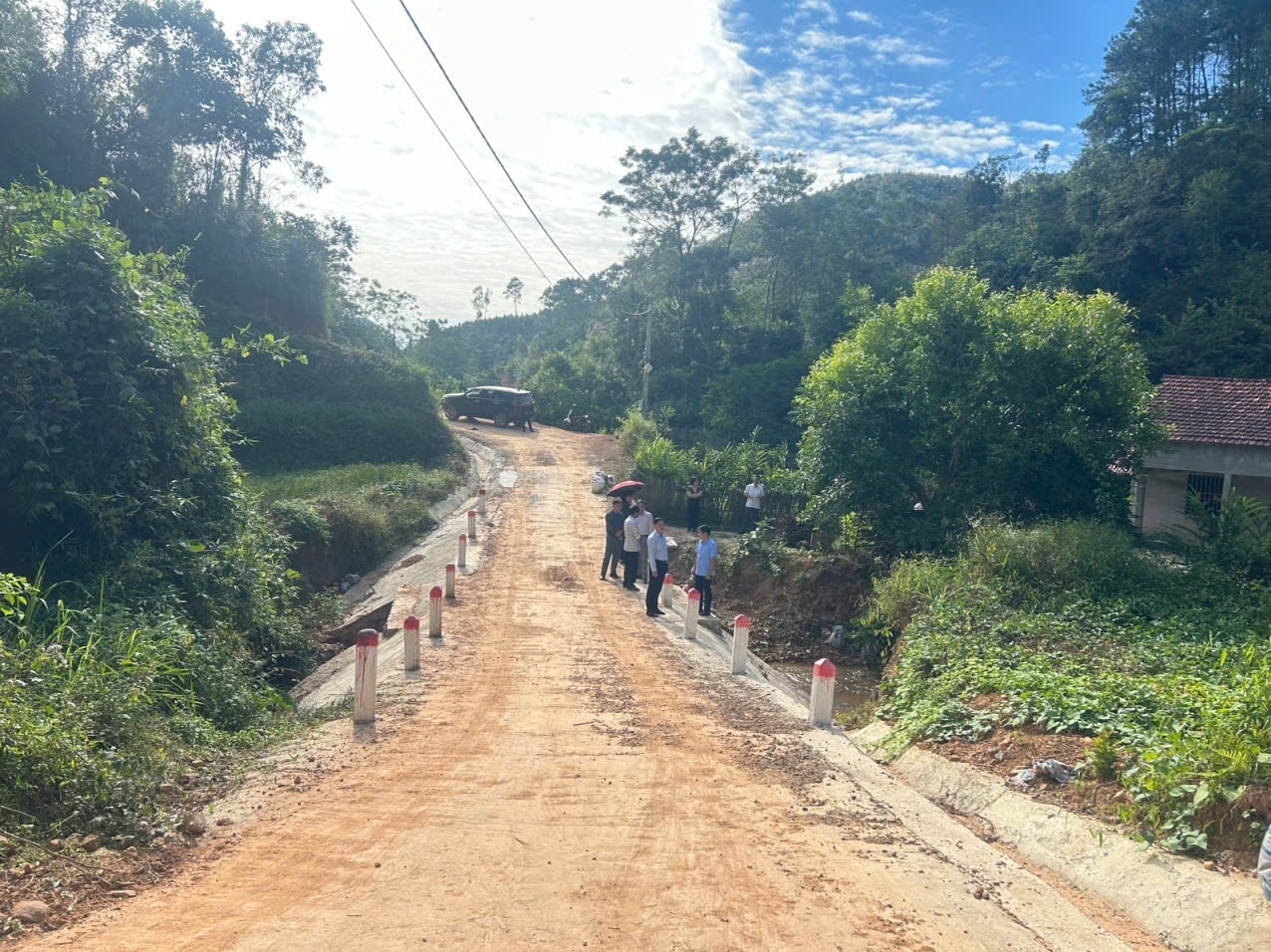 Đoàn công tác kiểm tra công trình đường Co Lái- Trung Khìn được xây dựng từ nguồn vốn của Chương trình MTQG 1719