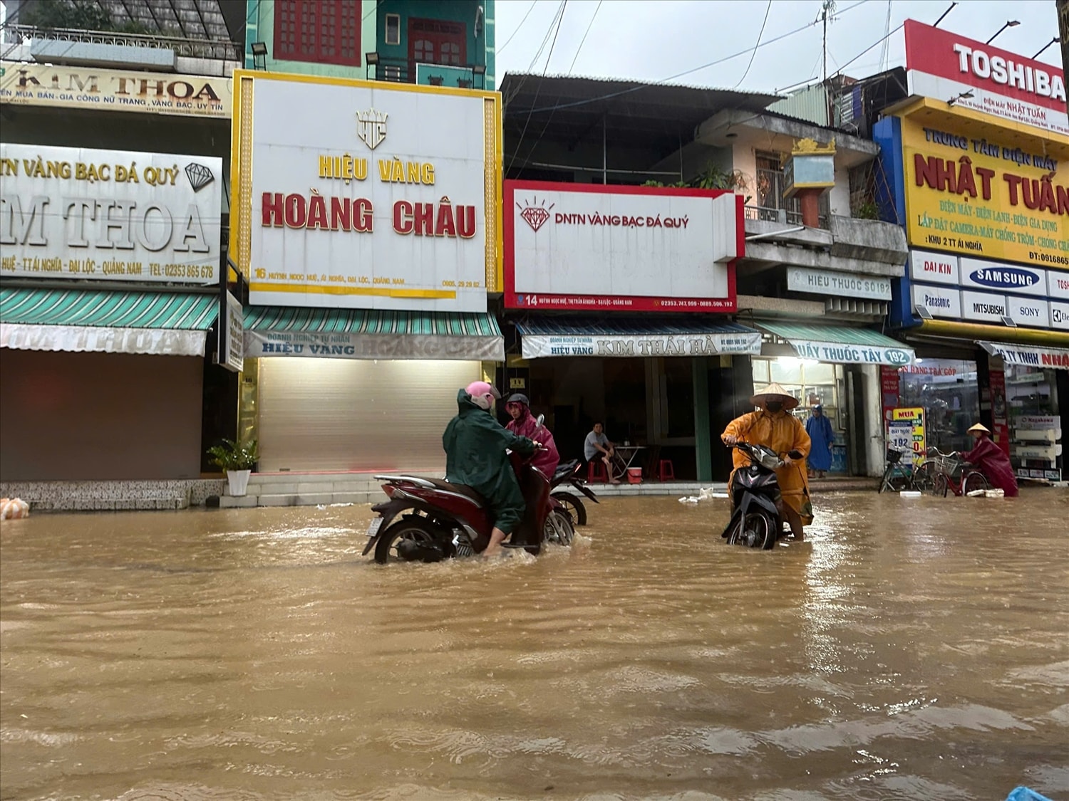 Mưa lớn kéo dài gây ngập nhiều tuyến đường tại xã Đại Lộc. ( Ảnh Nhật Giang)