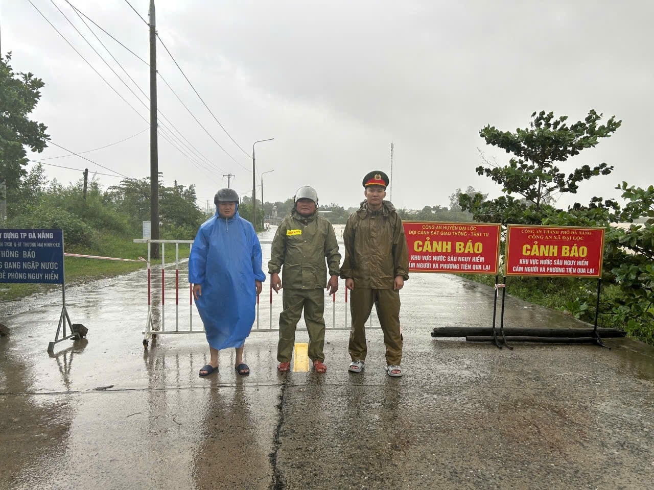 Lực lượng chức năng túc trực, sẵn sàng hỗ trợ người dân. (Ảnh Nhật Giang)