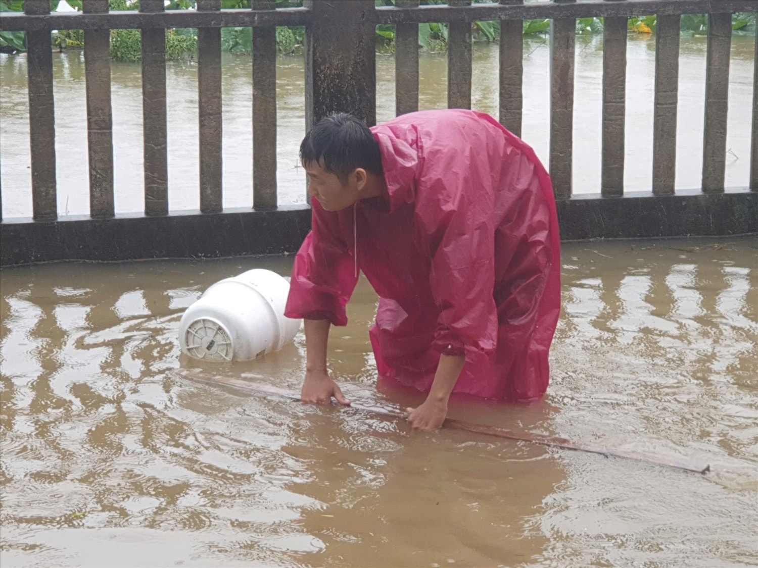 Người dân thu dọn đồ đạt để tránh lũ. (Ảnh Huy Trường)