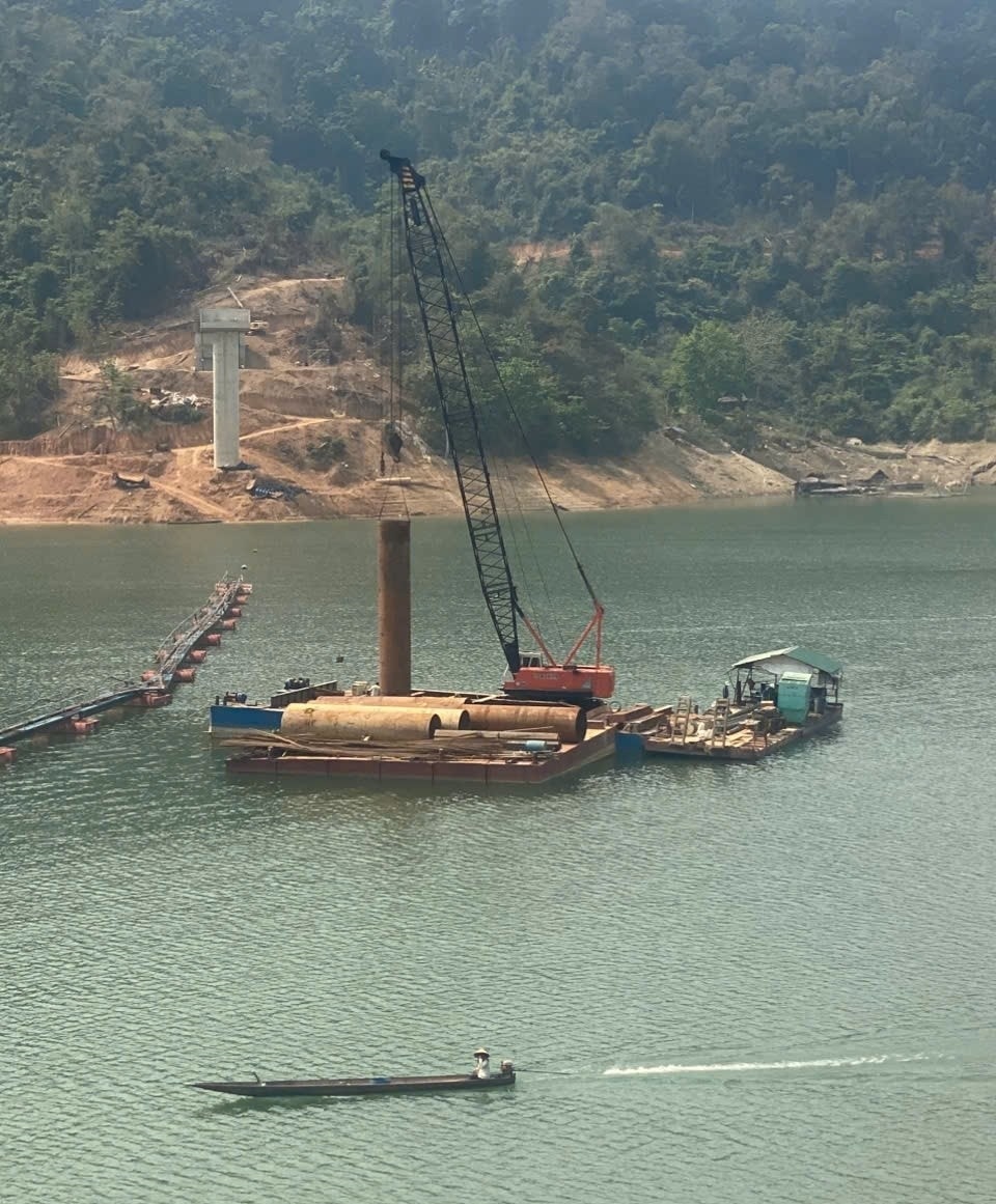 Thi công cầu Suối Hộc trên dự án mở đường vào các xã vùng lòng hồ bản Vẽ là Hữu Khuông và Nhôn Mai sẽ xóa thế bế tắc của một vùng đất Thi công cầu Suối Hộc trên dự án mở đường vào các xã vùng lòng hồ bản Vẽ là Hữu Khuông và Nhôn Mai sẽ xóa thế bế tắc của một vùng đất