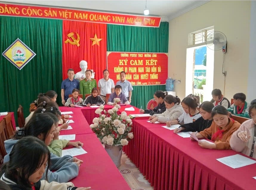 Tảo hôn và hôn nhân cận huyết vùng miền núi Nghệ An đang giảm - Trong ảnh: Ký cam kết không vi phạm tảo hôn và hôn nhân cận huyết cho học sinh ở xã Mường Lống Tảo hôn và hôn nhân cận huyết vùng miền núi Nghệ An đang giảm - Trong ảnh: Ký cam kết không vi phạm tảo hôn và hôn nhân cận huyết cho học sinh ở xã Mường Lống