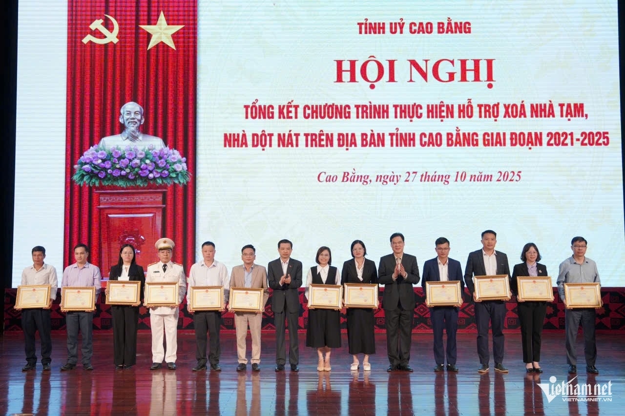 21 tập thể và 14 cá nhân có thành tích xuất sắc trong thực hiện Chương trình xóa nhà tạm, nhà dột nát trên địa bàn tỉnh được nhận Bằng khen của Chủ tịch UBND tỉnh Cao Bằng. Ảnh: Xuân Quý