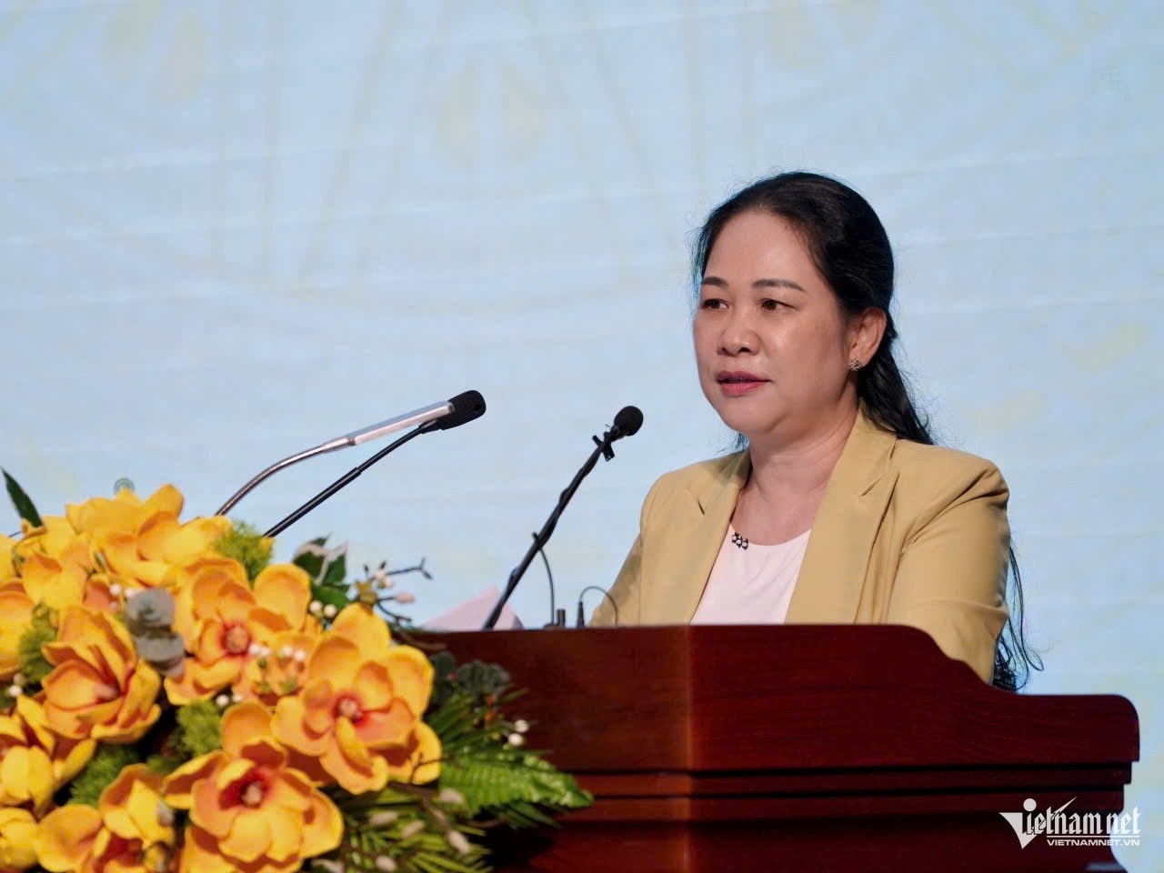 Bà Nông Thị Hà - Thứ trưởng Bộ Dân tộc và Tôn giáo dự và phát biểu tại hội nghị. Ảnh: Xuân Quý