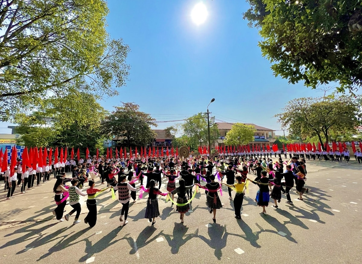 Trường Phổ thông Vùng cao Việt Bắc vì thế không chỉ là biểu tượng của chính sách dân tộc đúng đắn của Đảng và Nhà nước, mà còn là ngọn cờ tiên phong của giáo dục bình đẳng, đoàn kết các dân tộc anh em Trường Phổ thông Vùng cao Việt Bắc vì thế không chỉ là biểu tượng của chính sách dân tộc đúng đắn của Đảng và Nhà nước, mà còn là ngọn cờ tiên phong của giáo dục bình đẳng, đoàn kết các dân tộc anh em