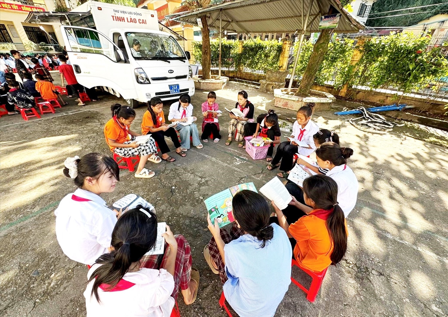 Xe thư viện lưu động đưa sách đến với học sinh vùng cao Trịnh Tường (ảnh Trọng Bảo)