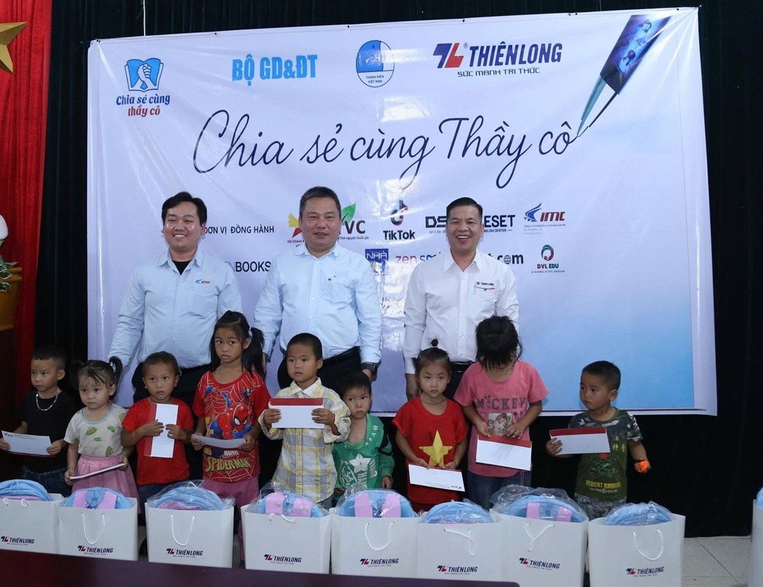 Ban Tổ chức đã trao 40 suất học bổng cho học sinh có hoàn cảnh khó khăn