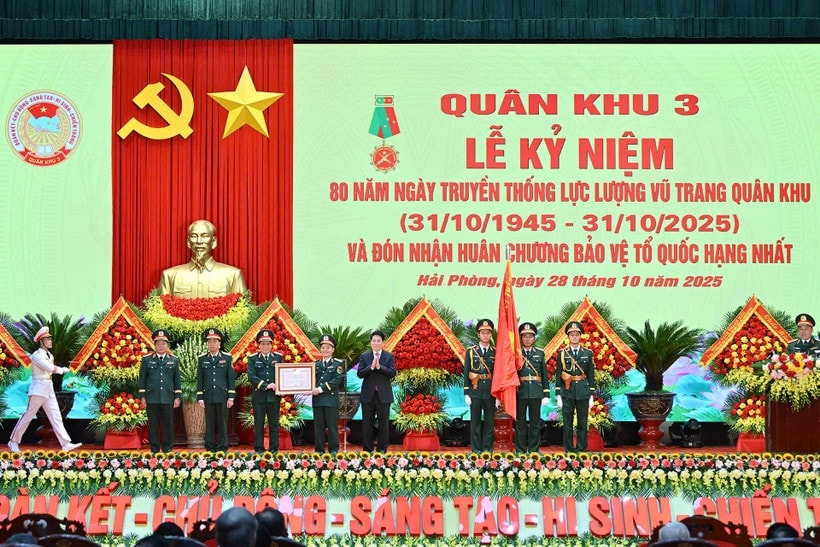 Chủ tịch nước trao tặng Huân chương Bảo vệ tổ quốc hạng nhất cho Quân khu 3. (Ảnh: Thủy Nguyên) Chủ tịch nước trao tặng Huân chương Bảo vệ tổ quốc hạng nhất cho Quân khu 3. (Ảnh: Thủy Nguyên)