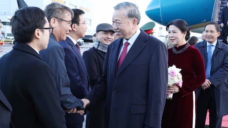 Cán bộ, nhân viên Đại sứ quán và  cộng đồng người Việt tại Vương quốc Anh đón Tổng Bí thư Tô Lâm và Phu nhân tại Sân bay London Stansted. (Ảnh: THỐNG NHẤT/TTXVN)