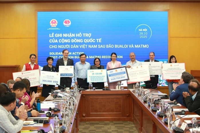 Thứ trưởng Bộ Nông nghiệp và Môi trường Nguyễn Hoàng Hiệp trao biểu trưng cho đại sứ quán các nước, đại diện các tổ chức quốc tế có đóng góp cho công tác hỗ trợ người dân Việt Nam sau bão
