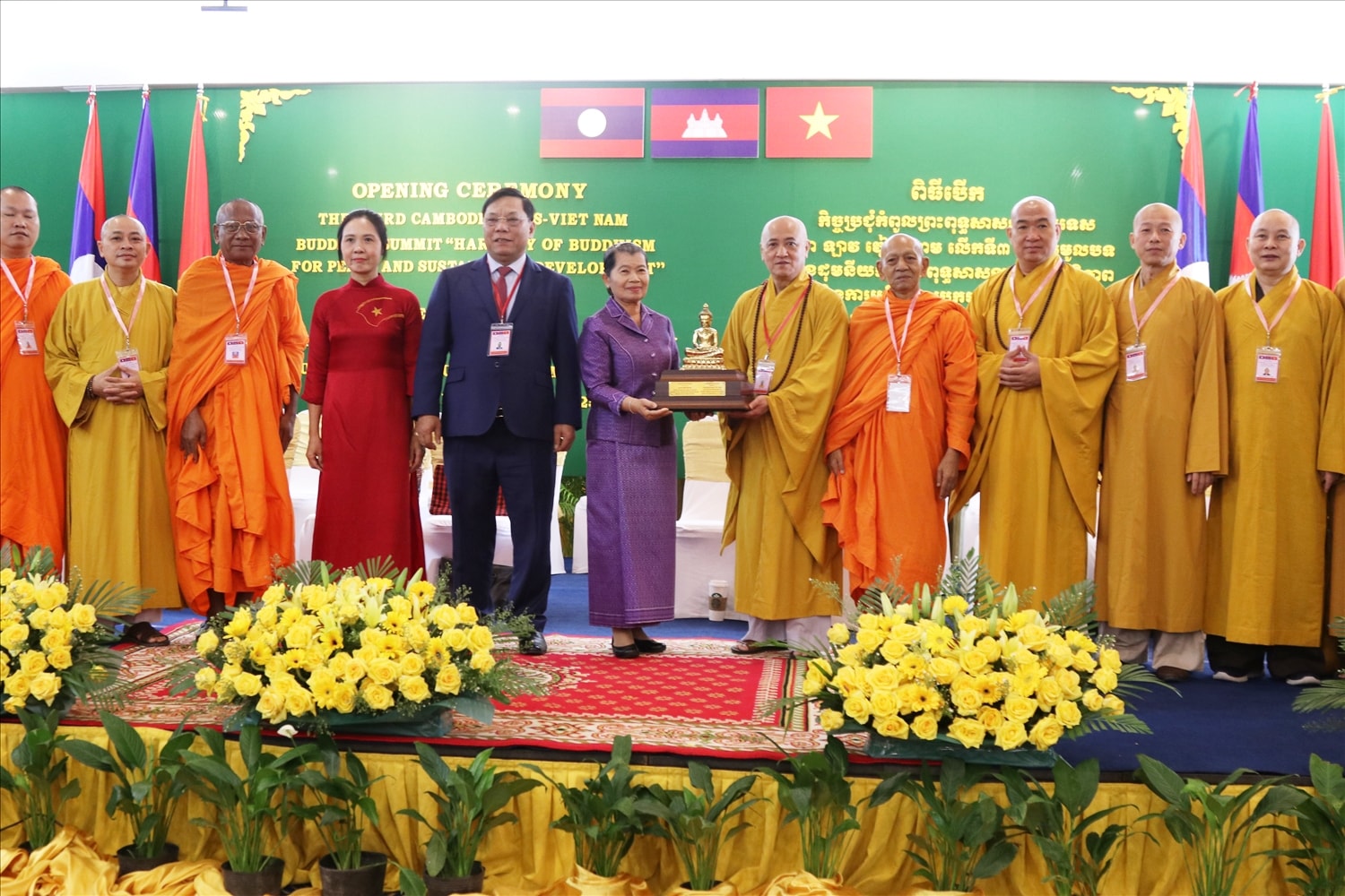 Thứ trưởng Bộ Dân tộc và Tôn giáo Nguyễn Hải Trung cùng Đại diện đoàn Giáo hội Phật giáo Việt Nam trao tặng tượng Phật đến bà Men Sam An - Cố vấn tối cao của Quốc vương, Chủ tịch Hội đồng Mặt trận Đoàn kết phát triển Tổ quốc Campuchia, Phó Chủ tịch Đảng Nhân dân Campuchia