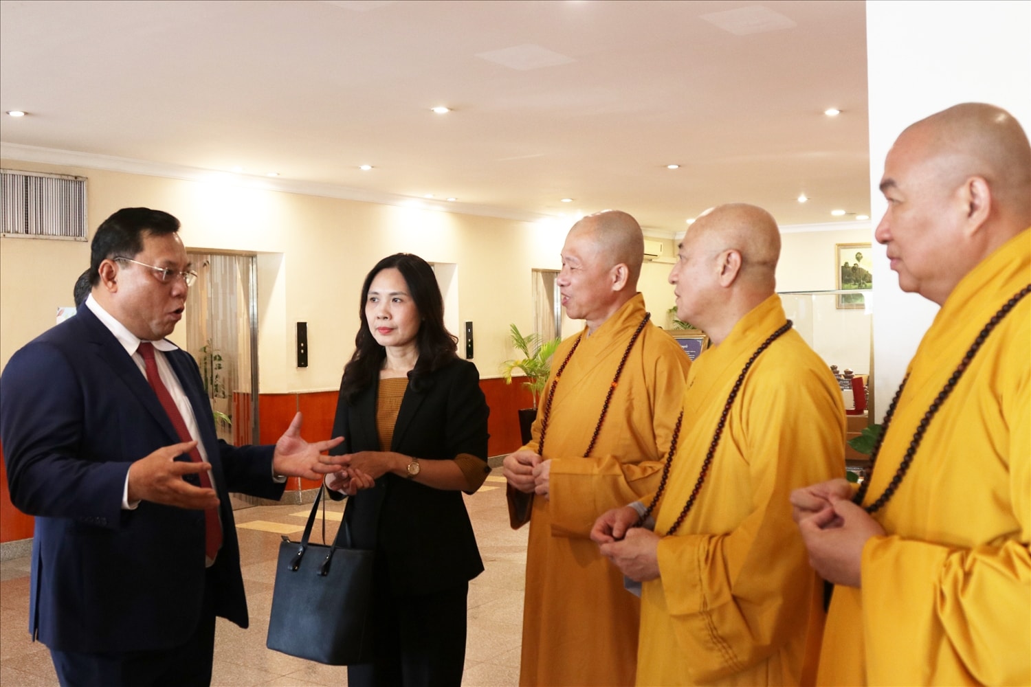 Thứ trưởng Bộ Dân tộc và Tôn giáo Nguyễn Hải Trung trao đổi cùng các vị đại biểu Phật giáo bên lề Hội nghị