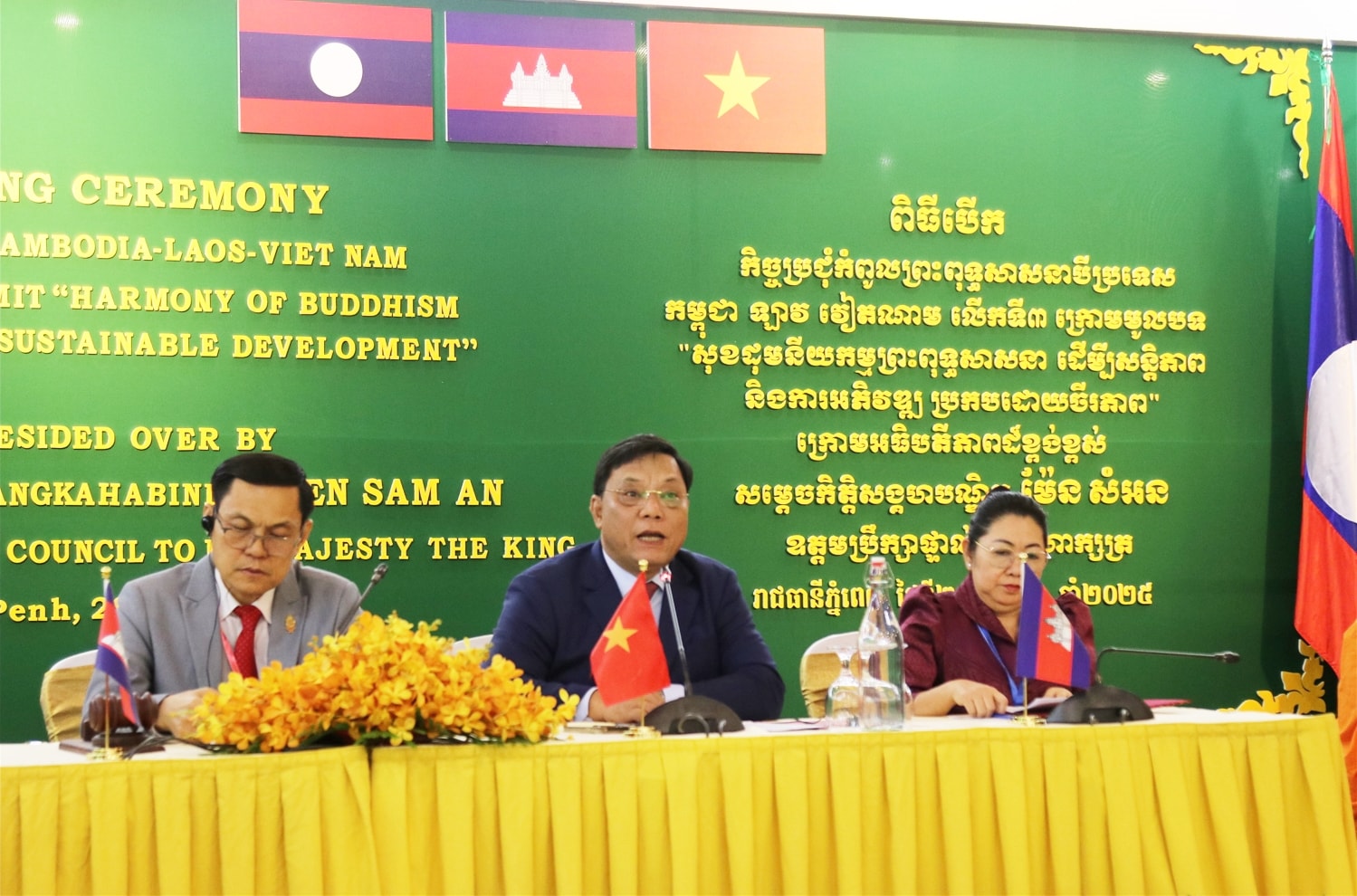 Thứ trưởng Bộ Dân tộc và Tôn giáo Việt Nam Nguyễn Hải Trung (ngồi giữa) phát biểu tham luận tại Hội nghị