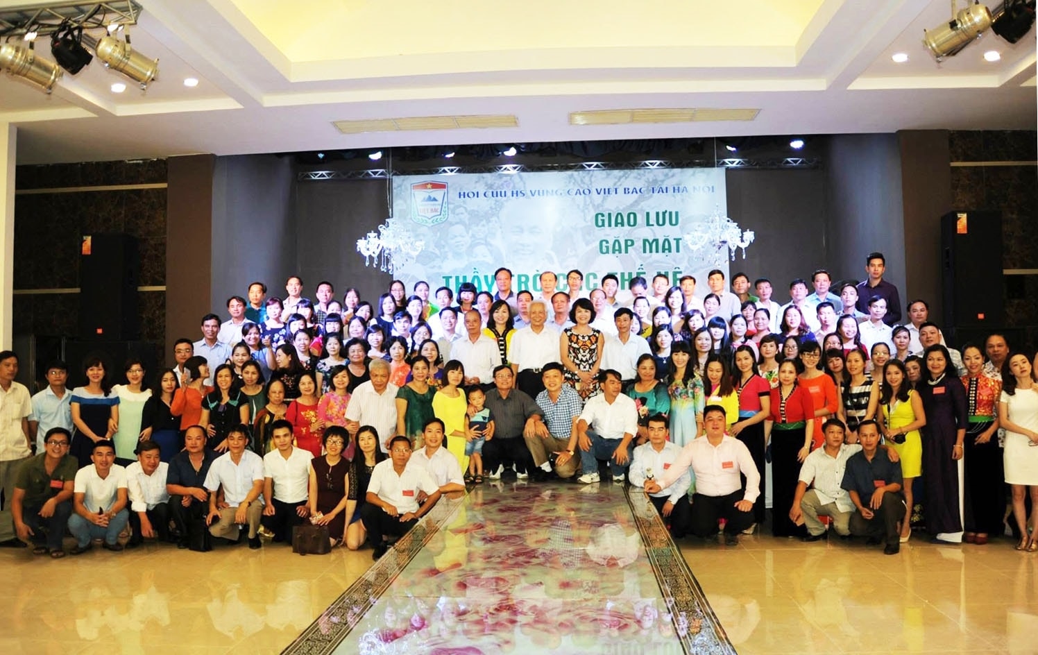 Suốt 10 năm qua, Hội Cựu học sinh trường Phổ thông Vùng cao Việt Bắc tại Hà Nội đã trở thành ngôi nhà chung của hàng trăm cựu học sinh đang sinh sống, học tập và làm việc tại Hà Nội. Suốt 10 năm qua, Hội Cựu học sinh trường Phổ thông Vùng cao Việt Bắc tại Hà Nội đã trở thành ngôi nhà chung của hàng trăm cựu học sinh đang sinh sống, học tập và làm việc tại Hà Nội.