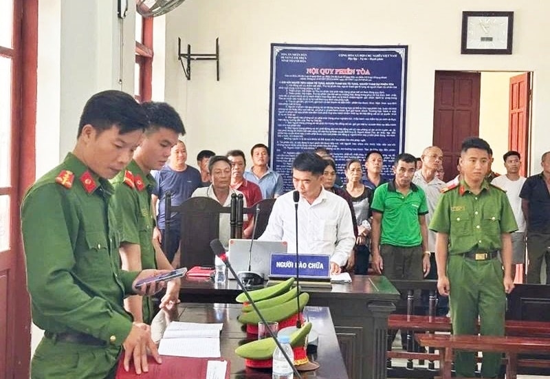 Trợ giúp viên pháp lý Trung tâm Trợ giúp pháp lý nhà nước tỉnh Thanh Hóa tham gia bào chữa trong một phiên tòa tại miền núi. (Ảnh: CTV)