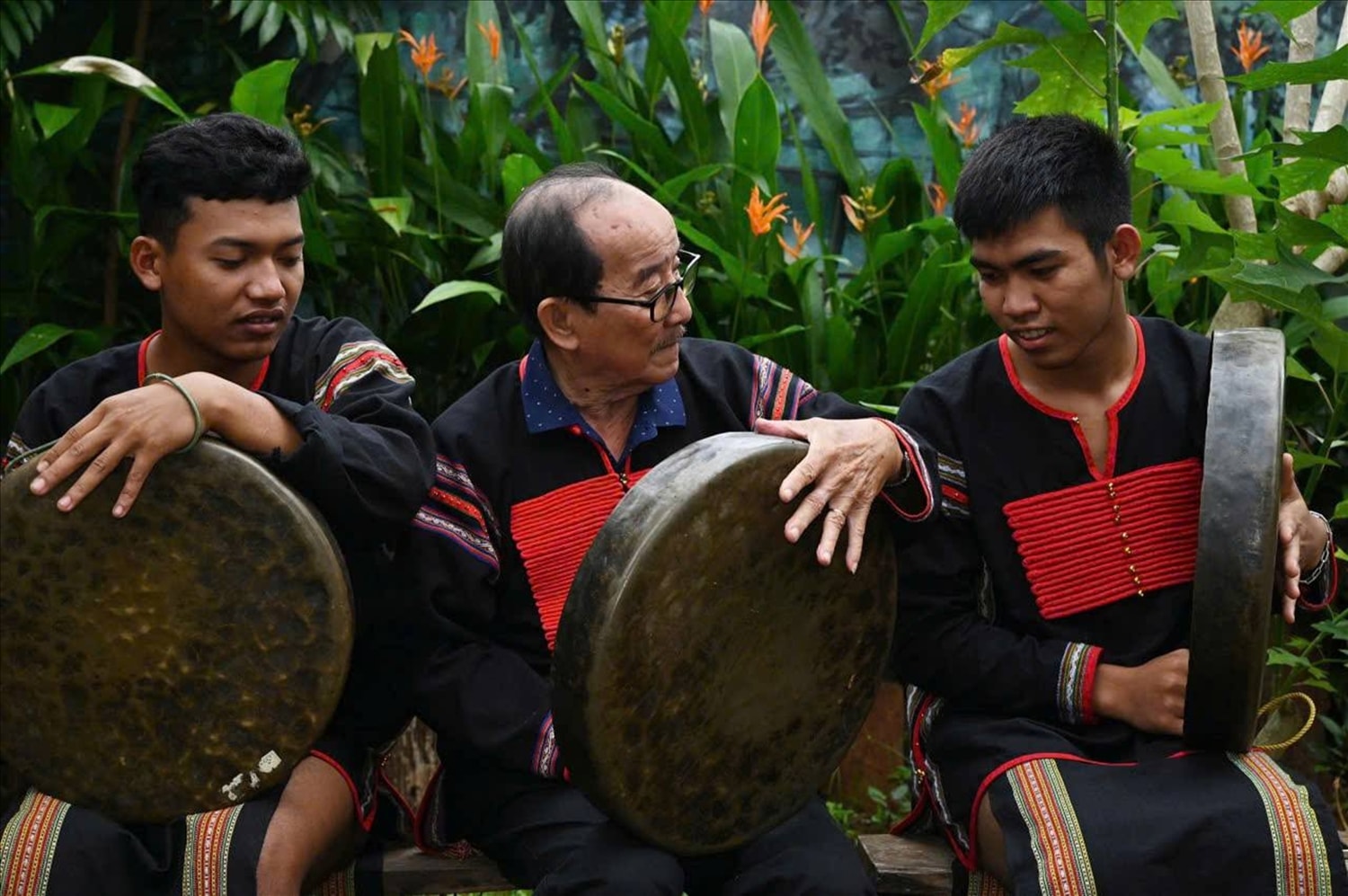 Nghệ sĩ ưu tú Vũ Lân hướng dẫn các bạn trẻ đánh cồng chiêng (Ảnh: LH)